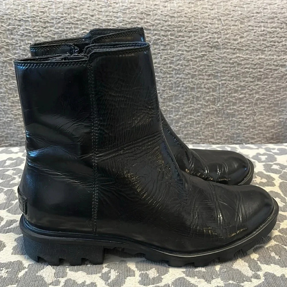 HOST PICK ✨SOREL Patent Leather Chelsea Boots Waterproof, Size 8 - Picture 3 of 9